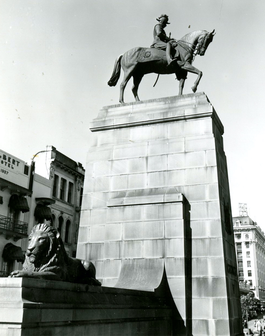 King George V and Lions Statue – Albert Square in front of City Hall, 1958. Courtesy Brisbane City Council.