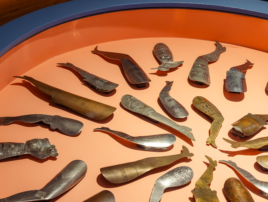 Metal decorative shoehorns display in a circle,